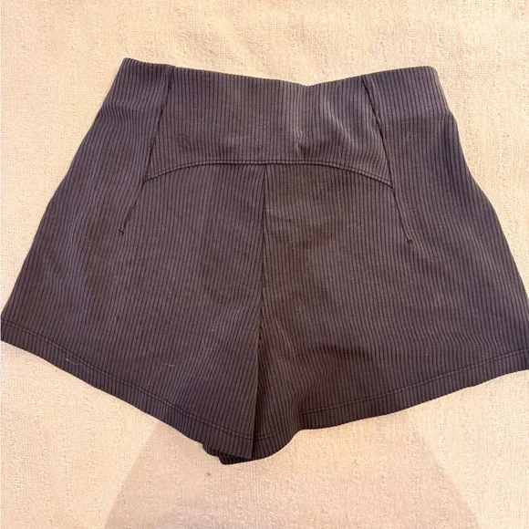 lululemon athletica Charcoal Ribbed Athletic Shorts cheeky 4 pockets elastic - Picture 9 of 13